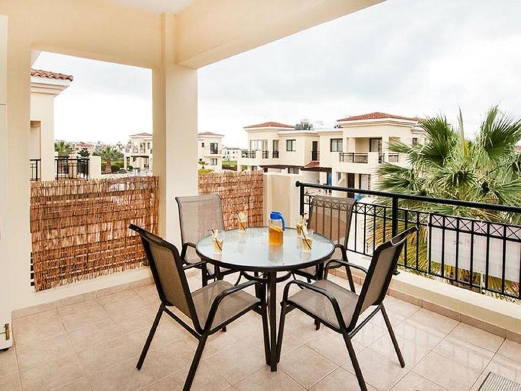 Beautiful 2-Bedroom Apartment - Great Location Paphos Esterno foto