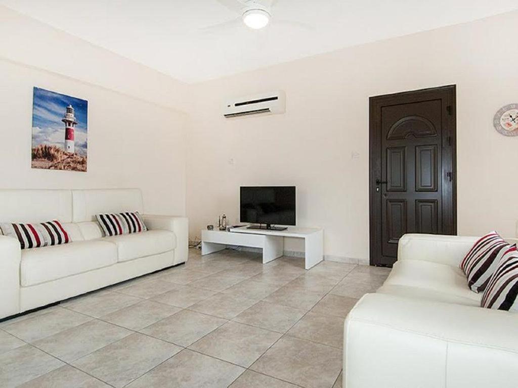 Beautiful 2-Bedroom Apartment - Great Location Paphos Esterno foto