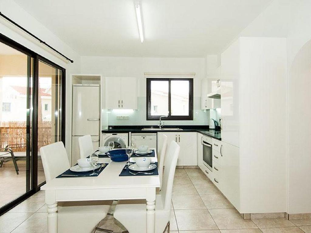 Beautiful 2-Bedroom Apartment - Great Location Paphos Esterno foto