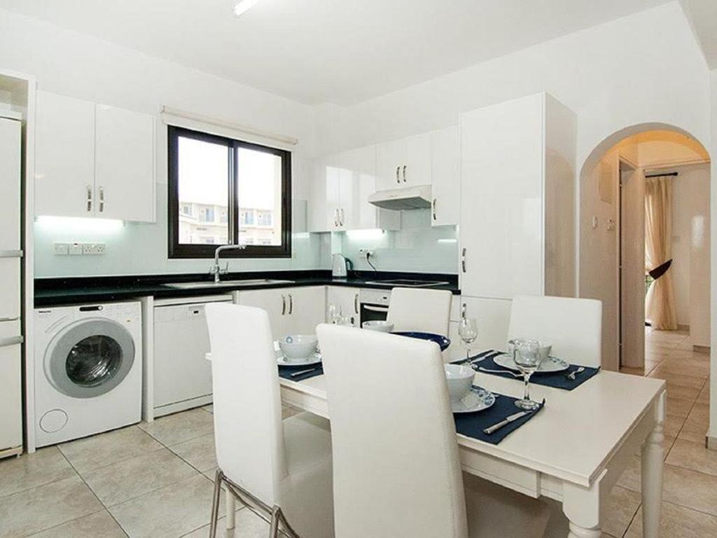 Beautiful 2-Bedroom Apartment - Great Location Paphos Esterno foto